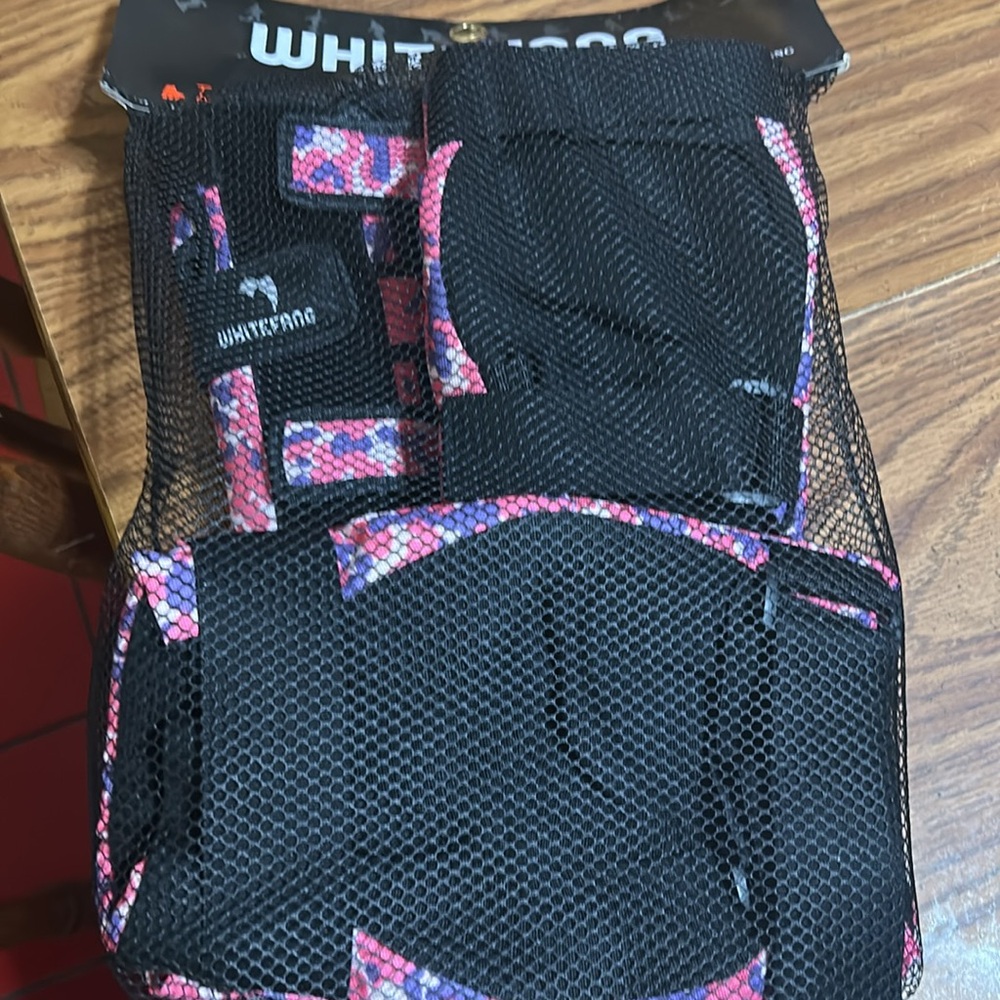 NWOT White fang knee pads, elbow pads, wrist guards in gray & pink size medium. - Picture 5 of 6